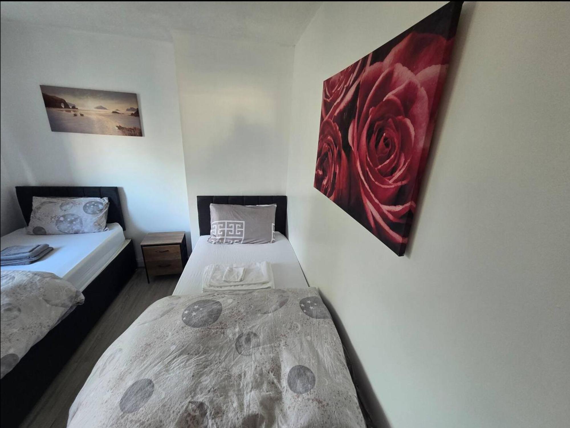 Cosy 3 Bed With Parking Near Piccadilly, Etihad Stadium And Coop Live Sleeps Up To 6