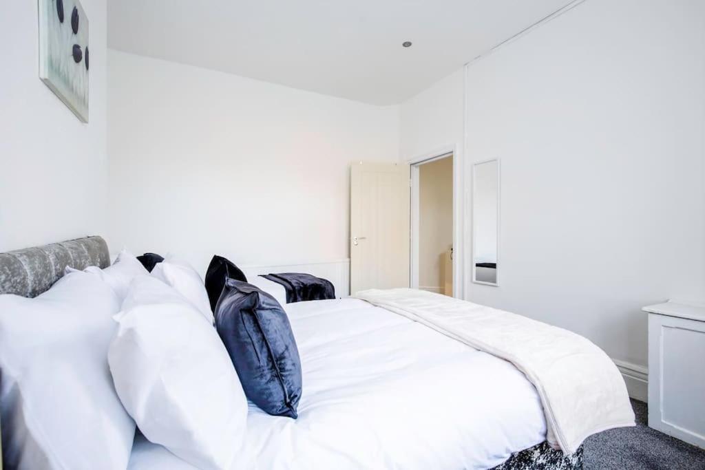 4 Bedroom House, Great Location! * Manchester