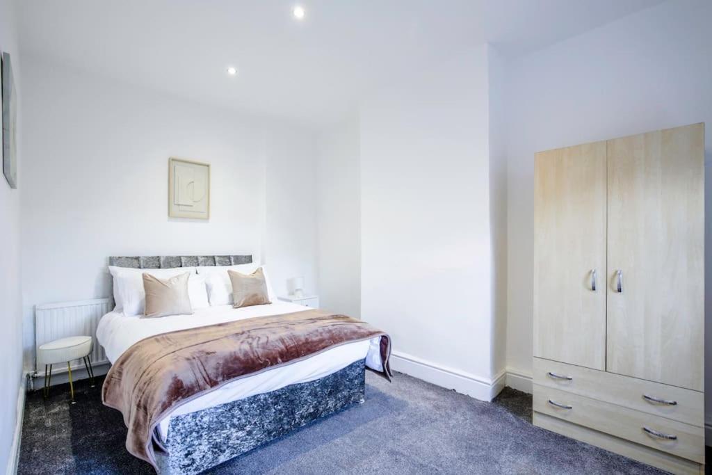 4 Bedroom House, Great Location! * Manchester