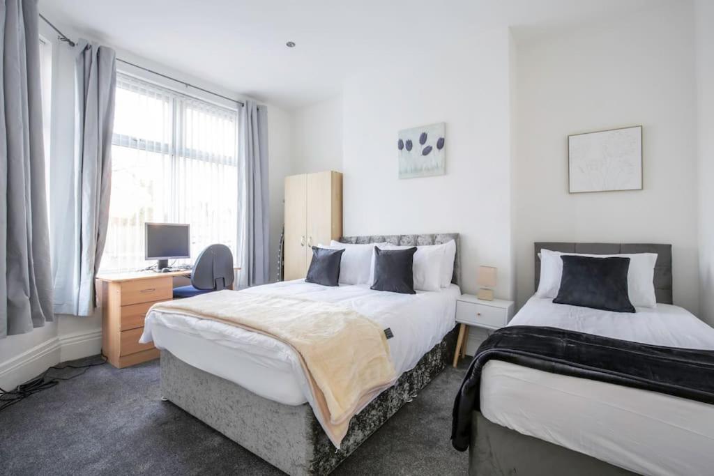 4 Bedroom House, Great Location! Manchester