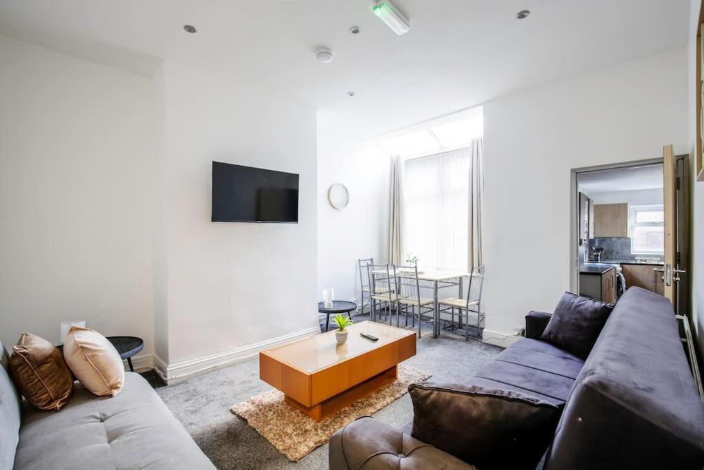 4 Bedroom House, Great Location! Holiday home *
