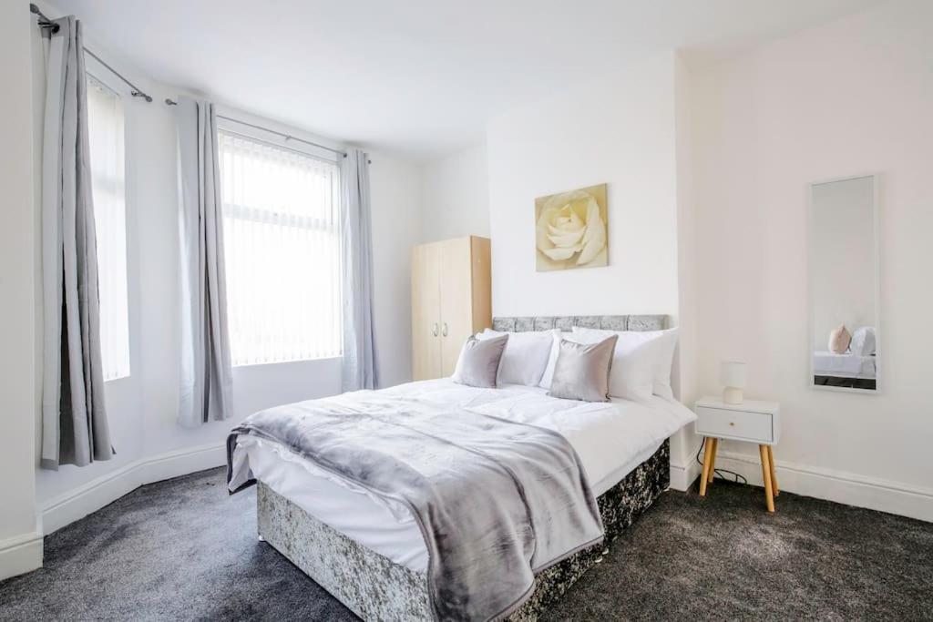 Holiday home 4 Bedroom House, Great Location! Manchester