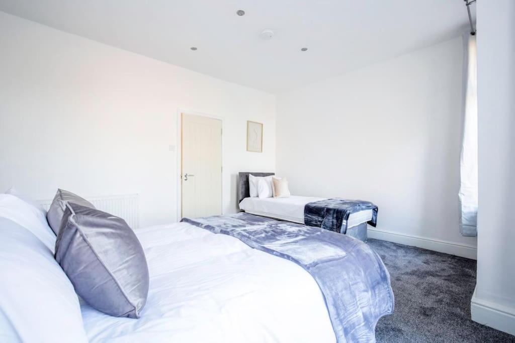 4 Bedroom House, Great Location! Manchester
