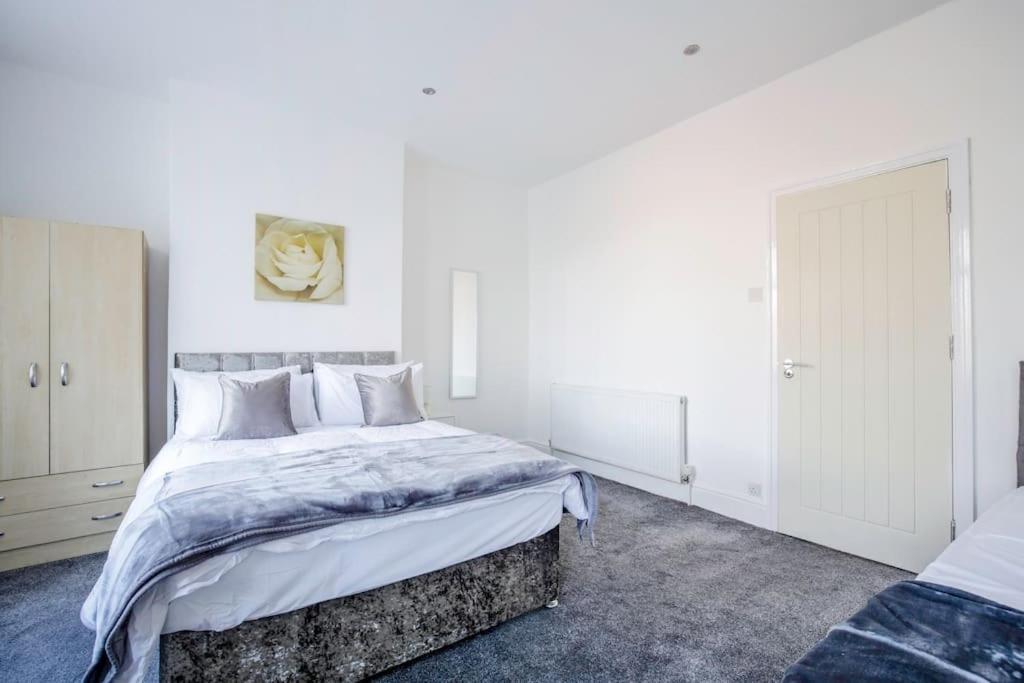 4 Bedroom House, Great Location! Holiday home Manchester