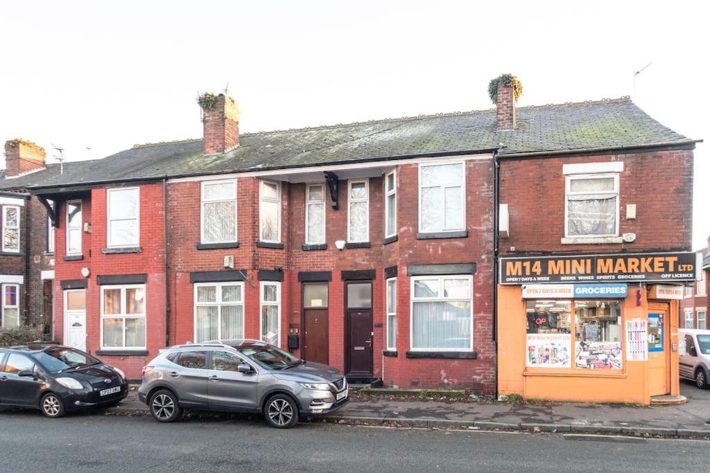 4 Bedroom House, Great Location! Holiday home Manchester