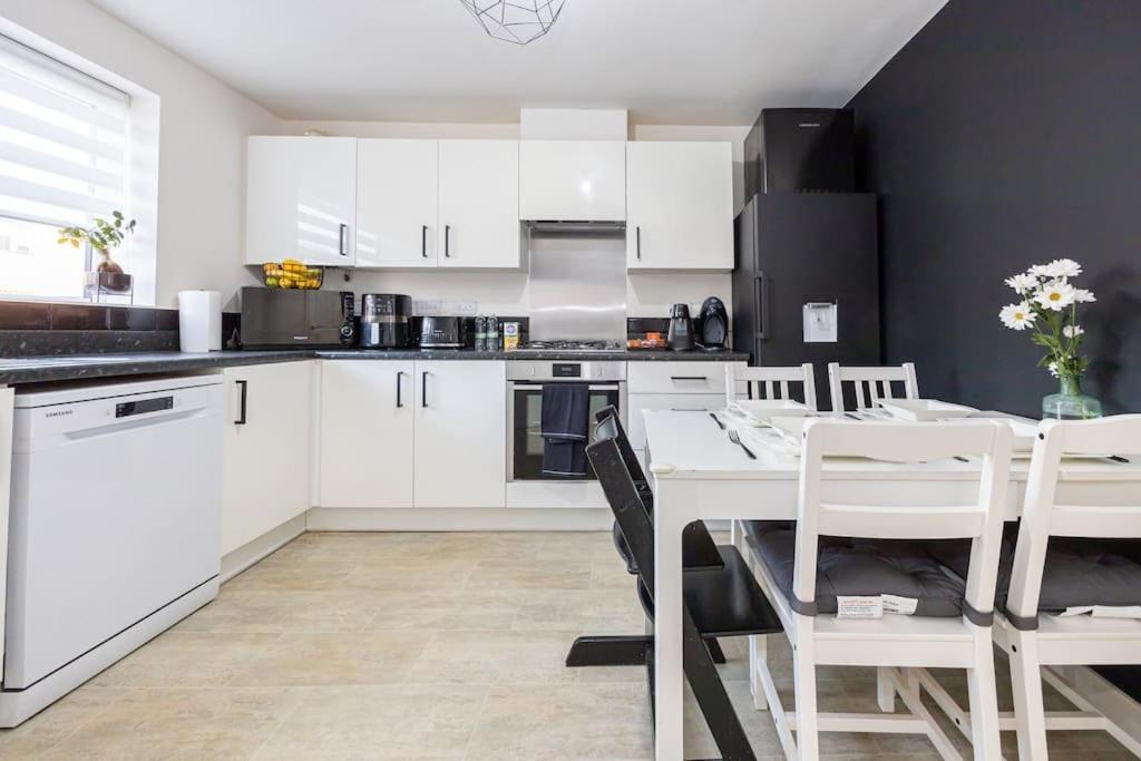 Trox - Cosy Vibes - Free Parking - Zero Fuss Apartment *