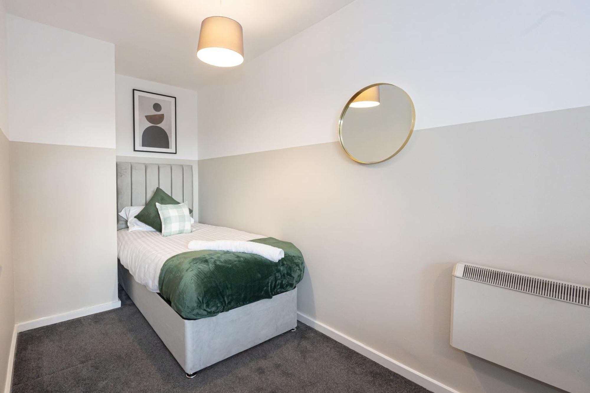 Apartment - Beautiful Serviced Apartment, Amazing Location, Close To Old Trafford, Centre, Media City, Etihad, Coop Live, Ao Arena, Salford Quays, Sleeps Up To 6, With Free Private Car Parking