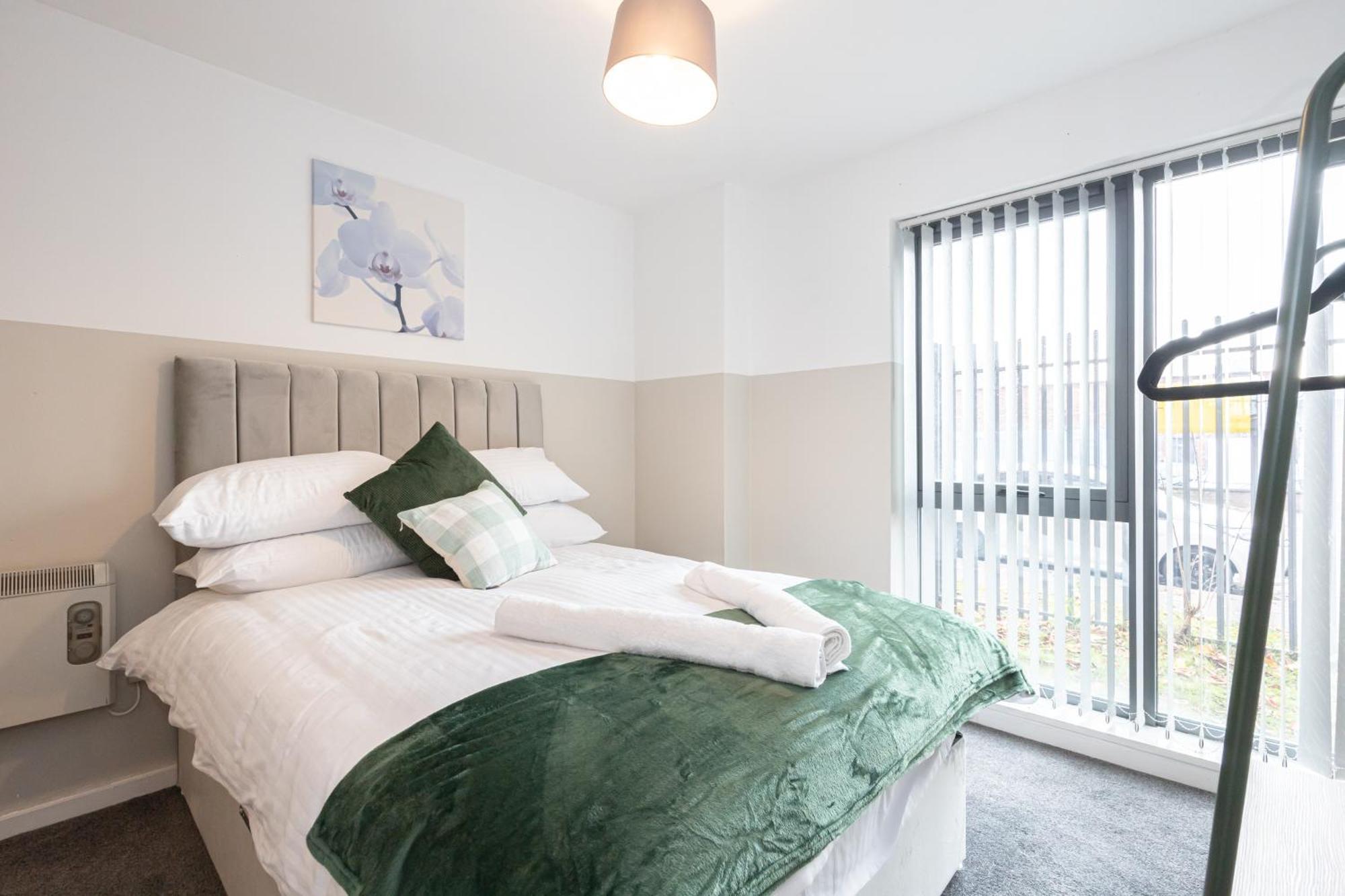- Beautiful Serviced Apartment, Amazing Location, Close To Old Trafford, Centre, Media City, Etihad, Coop Live, Ao Arena, Salford Quays, Sleeps Up To 6, With Free Private Car Parking * Manchester