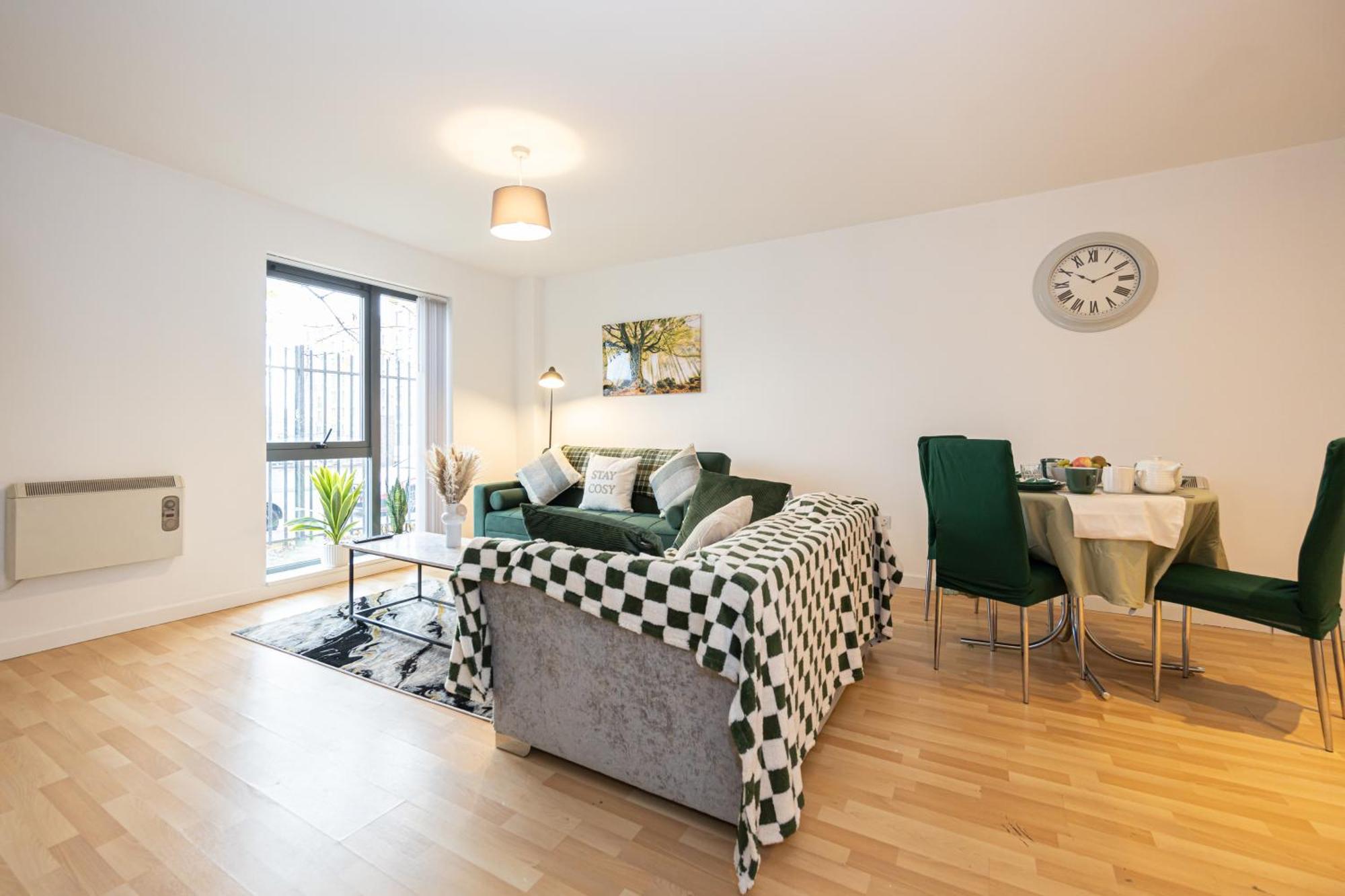 - Beautiful Serviced Apartment, Amazing Location, Close To Old Trafford, Centre, Media City, Etihad, Coop Live, Ao Arena, Salford Quays, Sleeps Up To 6, With Free Private Car Parking Apartment *