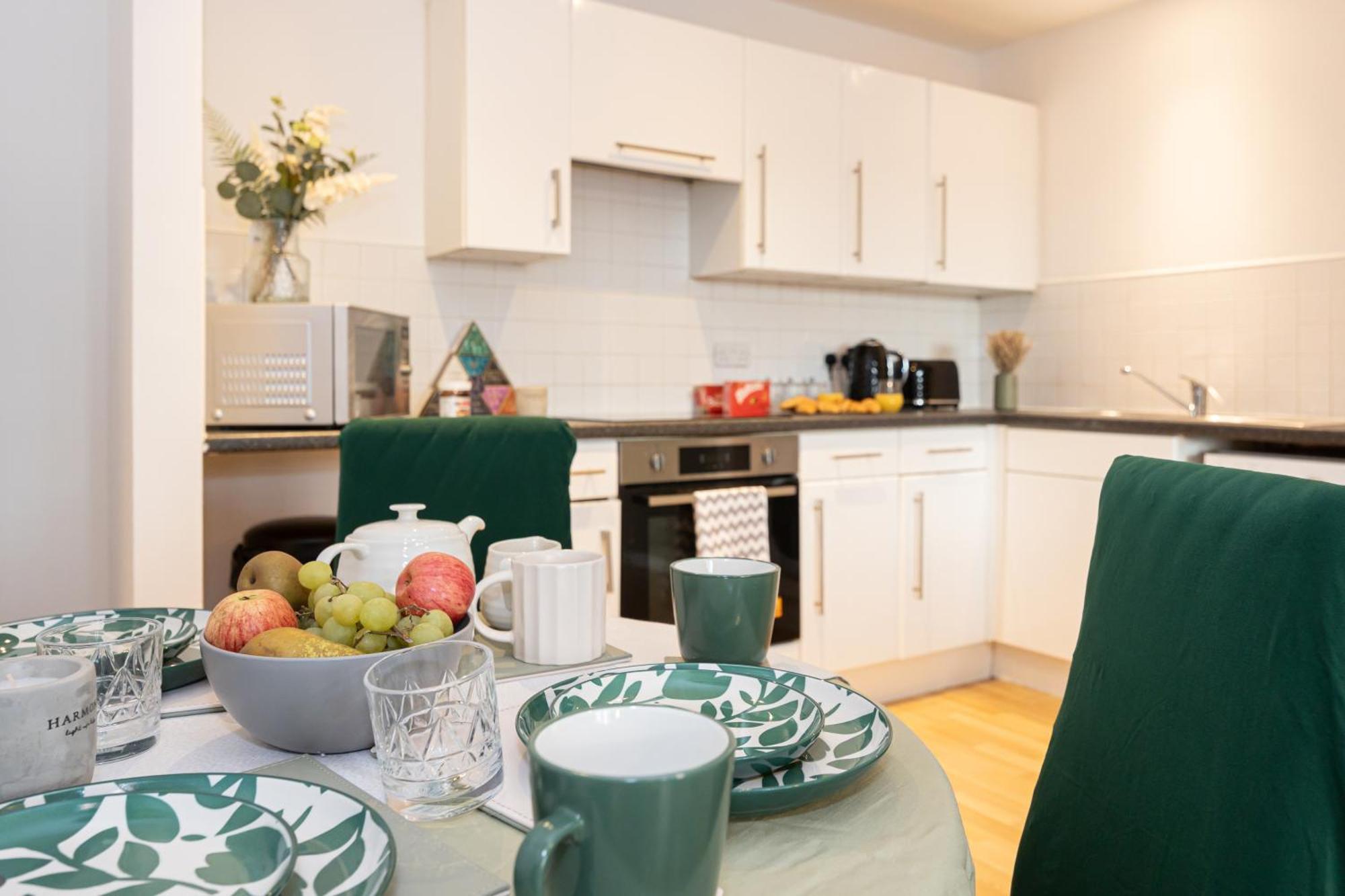 Apartment - Beautiful Serviced Apartment, Amazing Location, Close To Old Trafford, Centre, Media City, Etihad, Coop Live, Ao Arena, Salford Quays, Sleeps Up To 6, With Free Private Car Parking Manchester