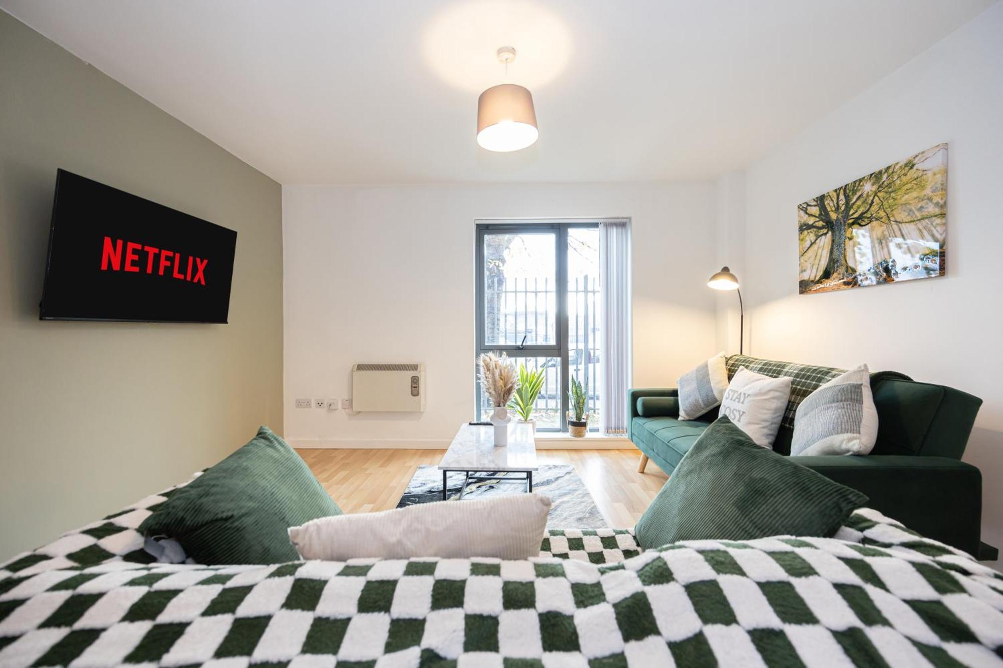 - Beautiful Serviced Apartment, Amazing Location, Close To Old Trafford, Centre, Media City, Etihad, Coop Live, Ao Arena, Salford Quays, Sleeps Up To 6, With Free Private Car Parking *