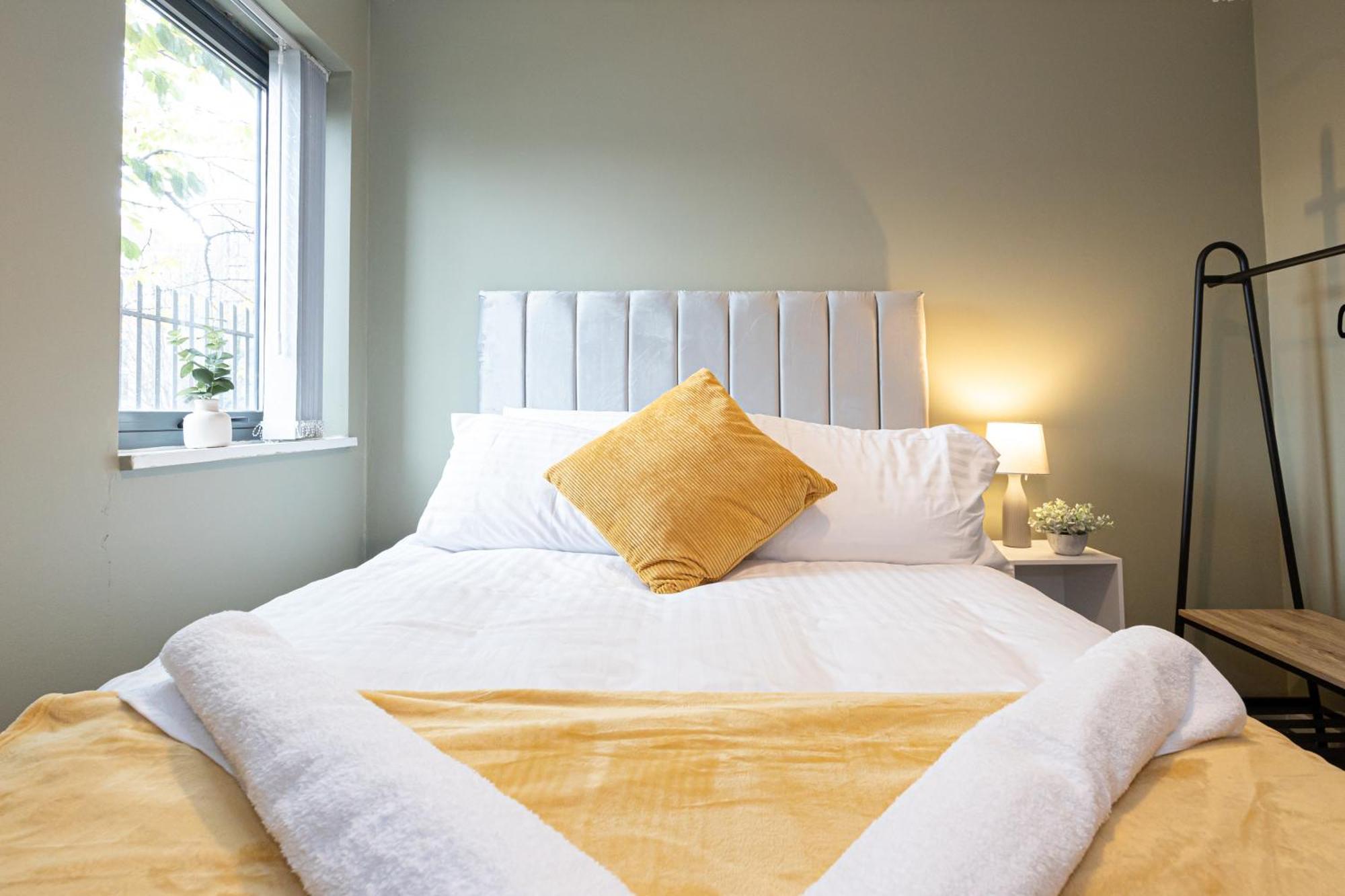 - Beautiful Serviced Apartment, Amazing Location, Close To Old Trafford, Centre, Media City, Etihad, Coop Live, Ao Arena, Salford Quays, Sleeps Up To 6, With Free Private Car Parking