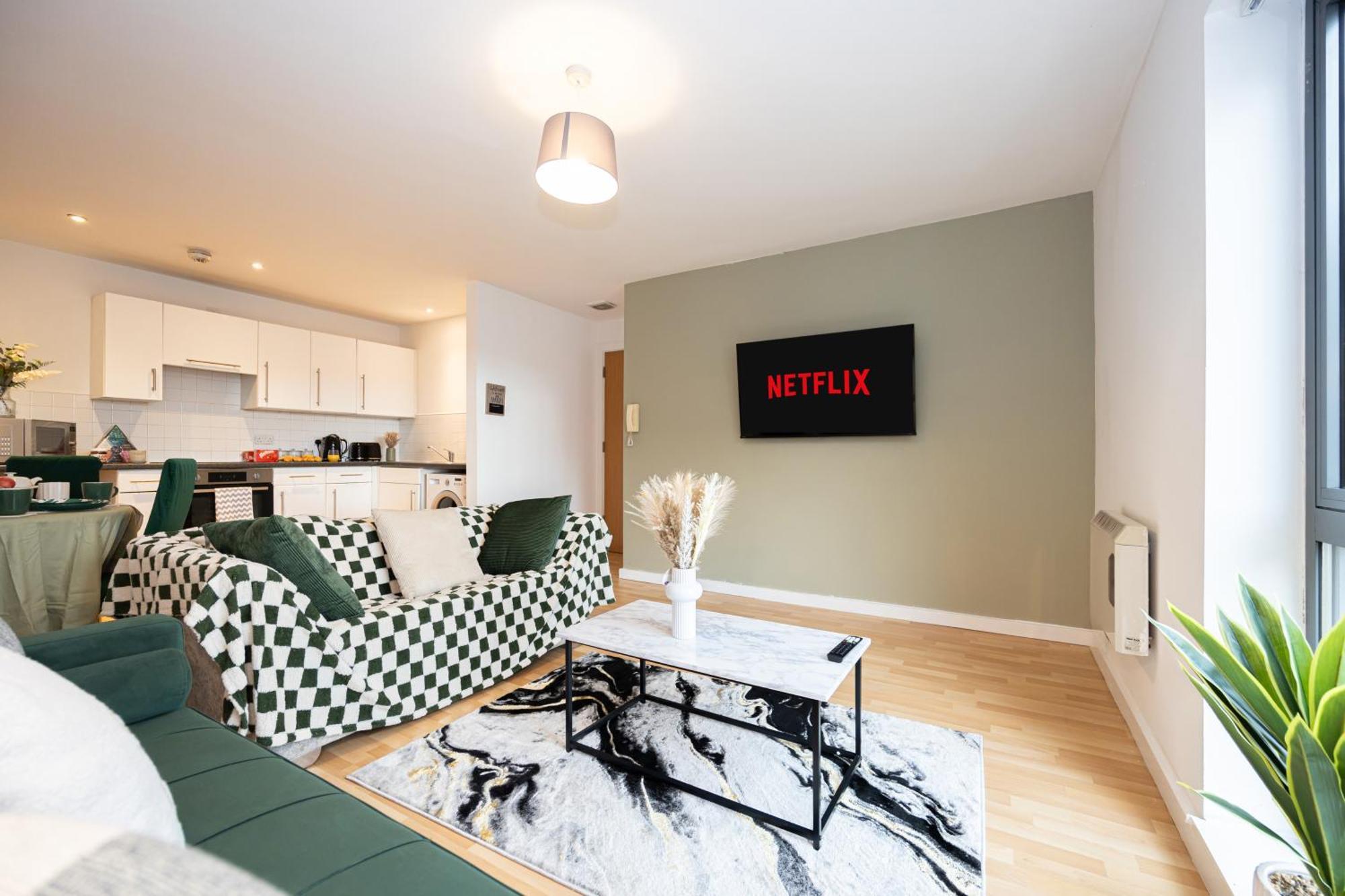 - Beautiful Serviced Apartment, Amazing Location, Close To Old Trafford, Centre, Media City, Etihad, Coop Live, Ao Arena, Salford Quays, Sleeps Up To 6, With Free Private Car Parking Apartment