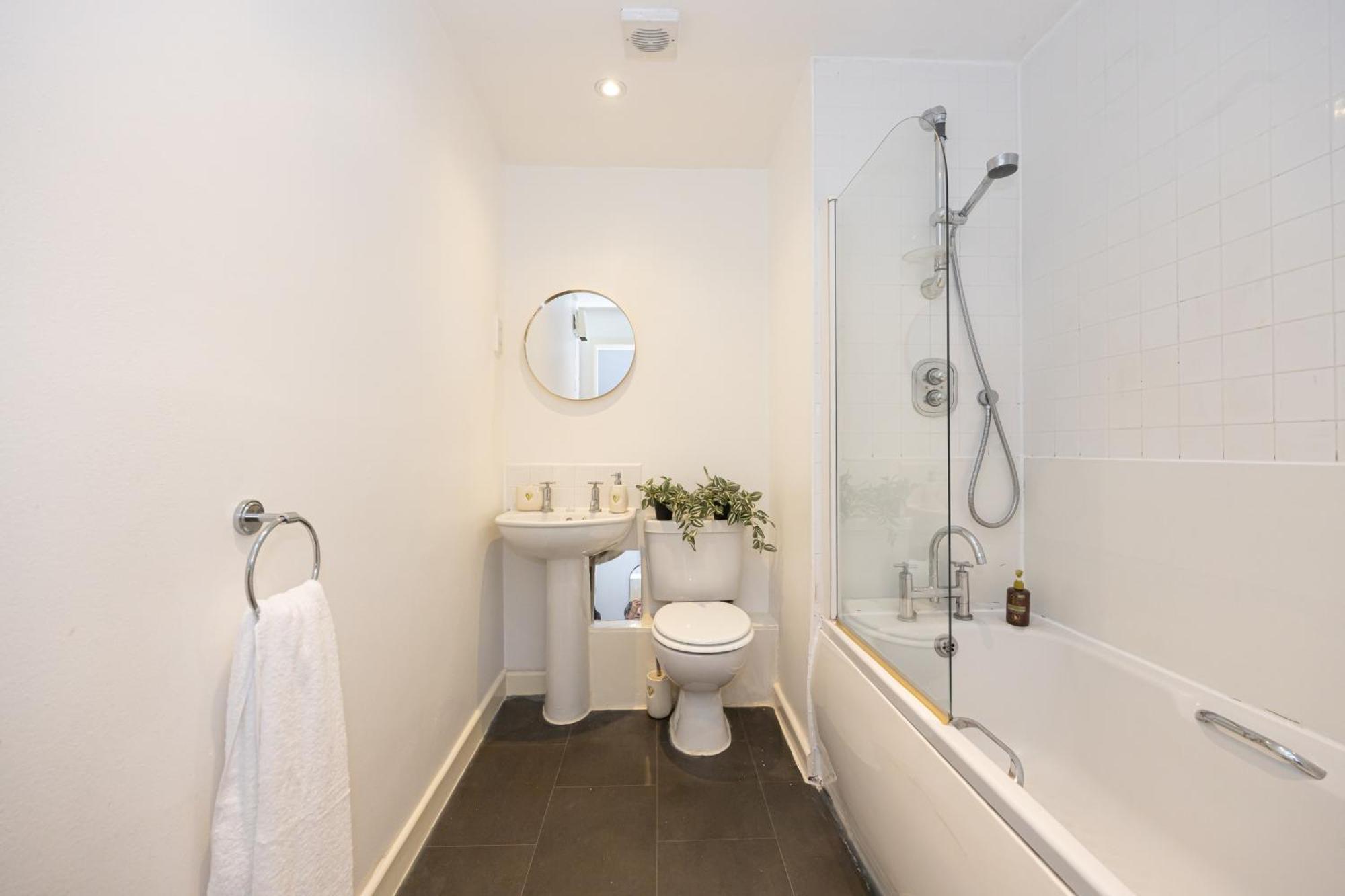 - Beautiful Serviced Apartment, Amazing Location, Close To Old Trafford, Centre, Media City, Etihad, Coop Live, Ao Arena, Salford Quays, Sleeps Up To 6, With Free Private Car Parking Apartment Manchester