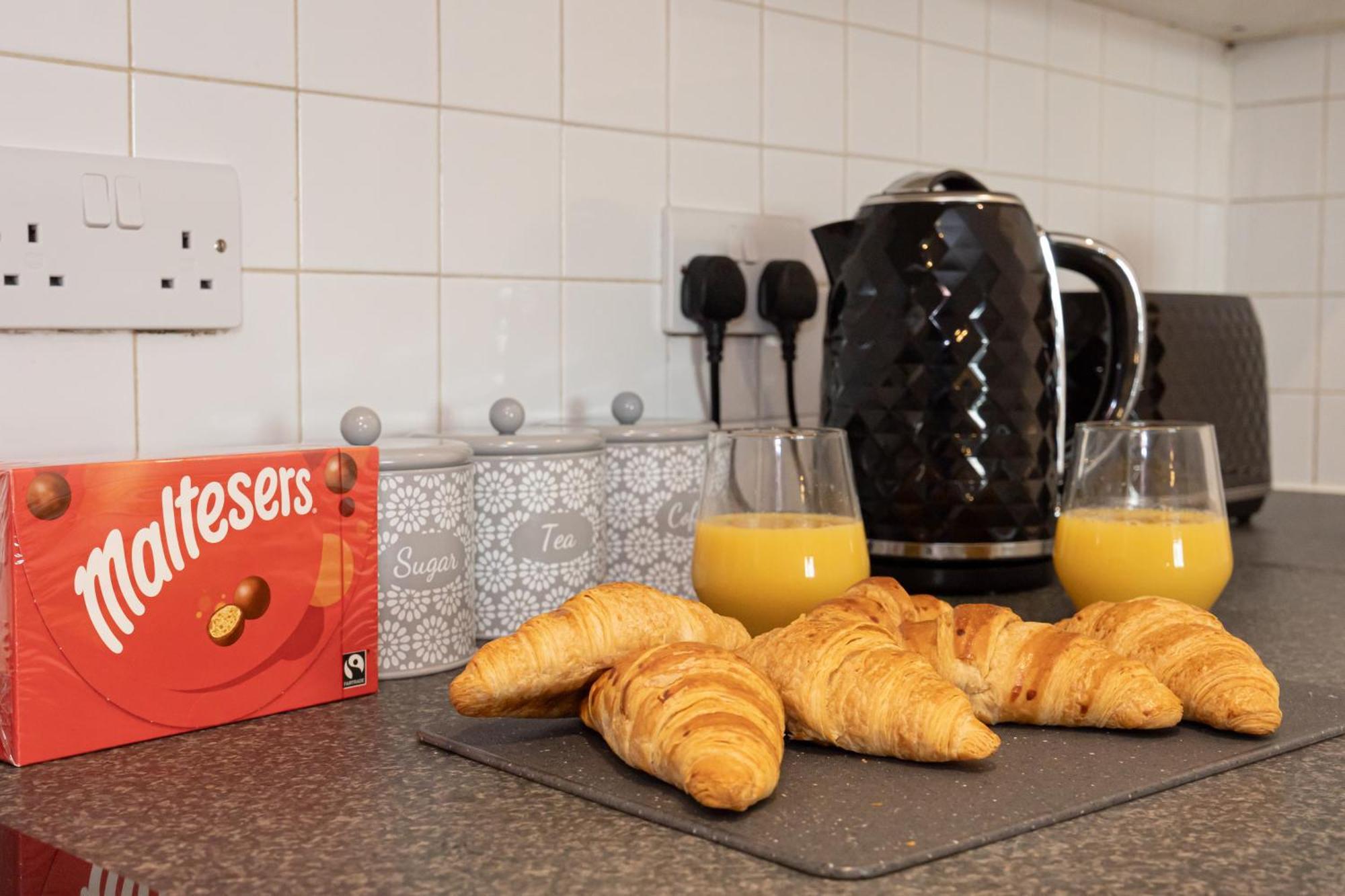 - Beautiful Serviced Apartment, Amazing Location, Close To Old Trafford, Centre, Media City, Etihad, Coop Live, Ao Arena, Salford Quays, Sleeps Up To 6, With Free Private Car Parking Manchester