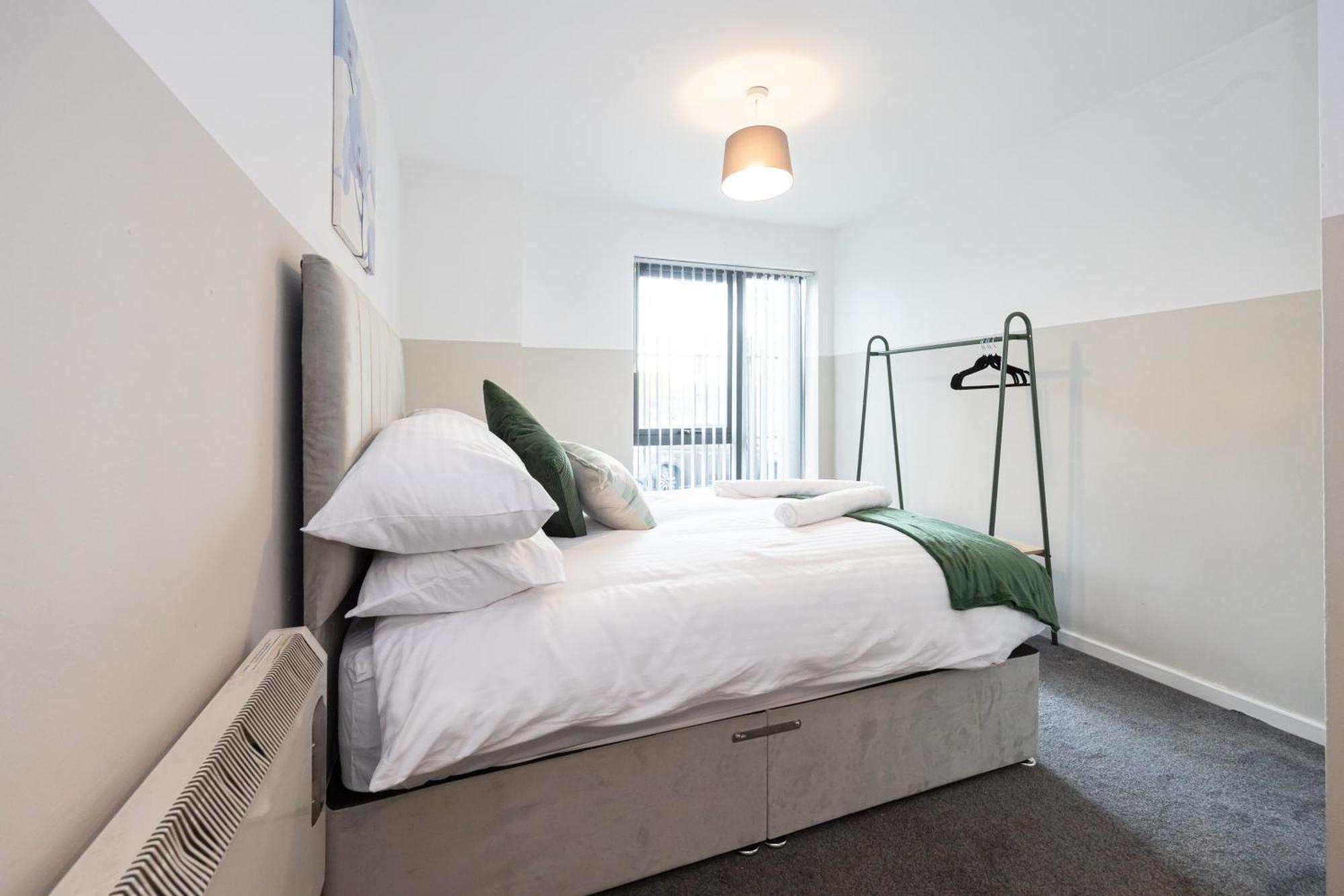 - Beautiful Serviced Apartment, Amazing Location, Close To Old Trafford, Centre, Media City, Etihad, Coop Live, Ao Arena, Salford Quays, Sleeps Up To 6, With Free Private Car Parking * Manchester