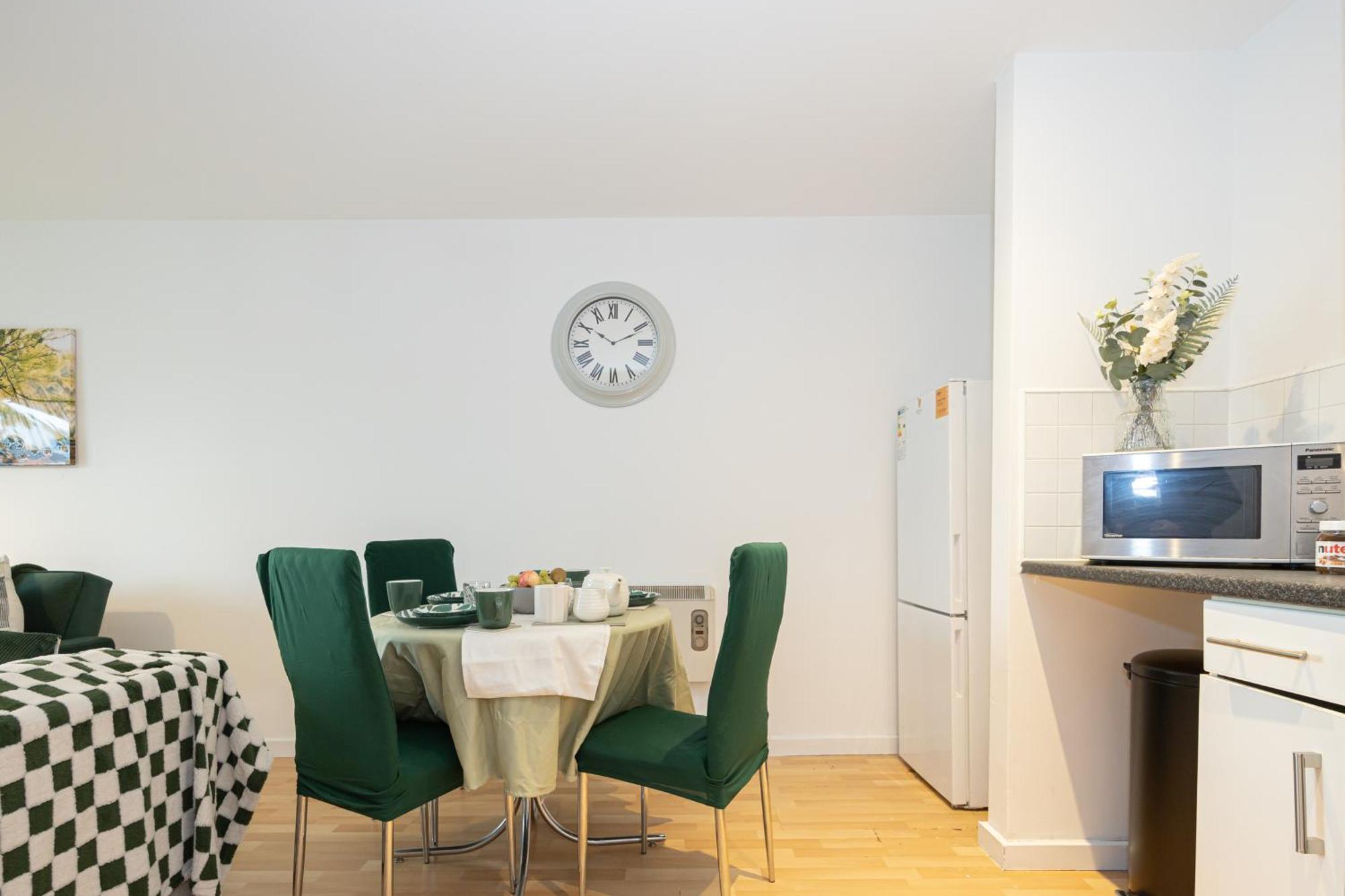 - Beautiful Serviced Apartment, Amazing Location, Close To Old Trafford, Centre, Media City, Etihad, Coop Live, Ao Arena, Salford Quays, Sleeps Up To 6, With Free Private Car Parking Apartment
