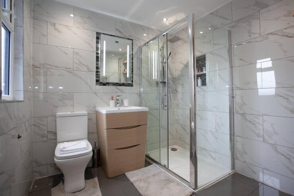 6 Bedroom House 10min Drive From Centre