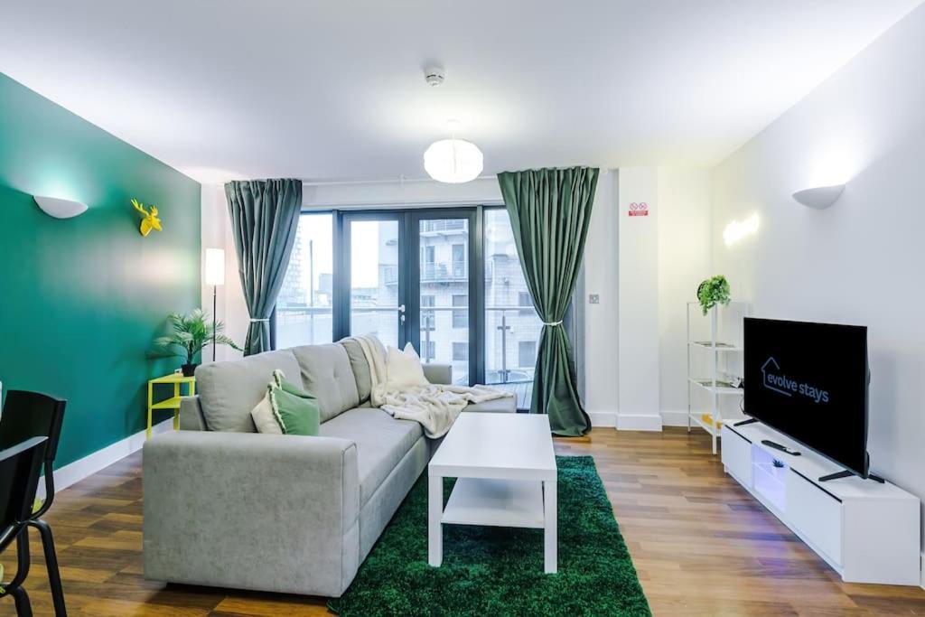 Spacious Deansgate Apartment, Free Park, Sleeps 8 Manchester