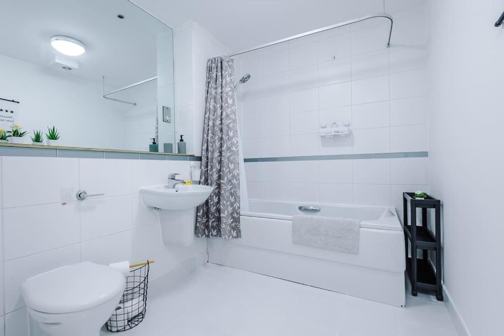 Spacious Deansgate Apartment, Free Park, Sleeps 8 Apartment Manchester