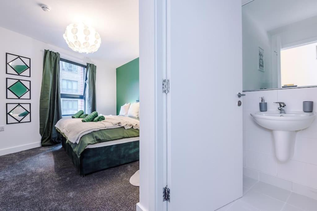Spacious Deansgate Apartment, Free Park, Sleeps 8 Manchester