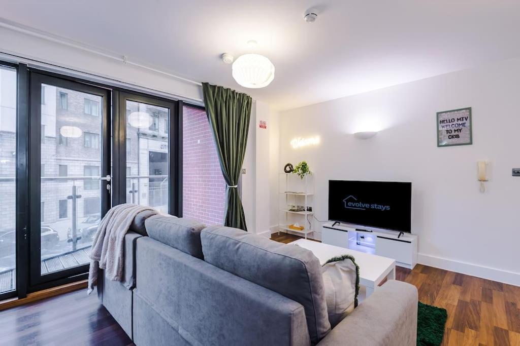 Spacious Deansgate Apartment, Free Park, Sleeps 8