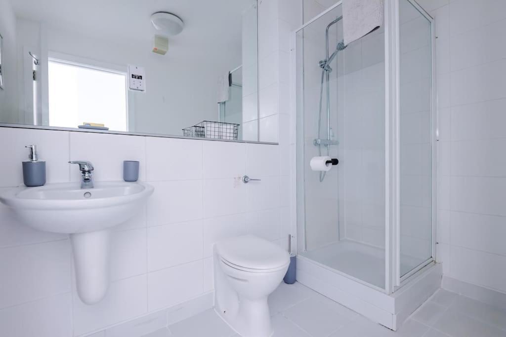 Spacious Deansgate Apartment, Free Park, Sleeps 8