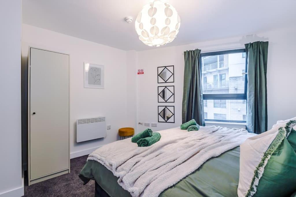 Spacious Deansgate Apartment, Free Park, Sleeps 8 Apartment *
