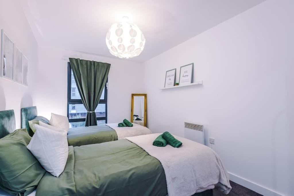 Spacious Deansgate Apartment, Free Park, Sleeps 8 *