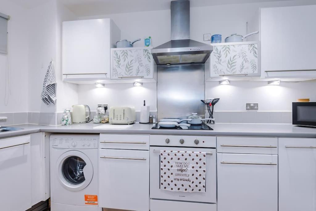 Spacious Deansgate Apartment, Free Park, Sleeps 8