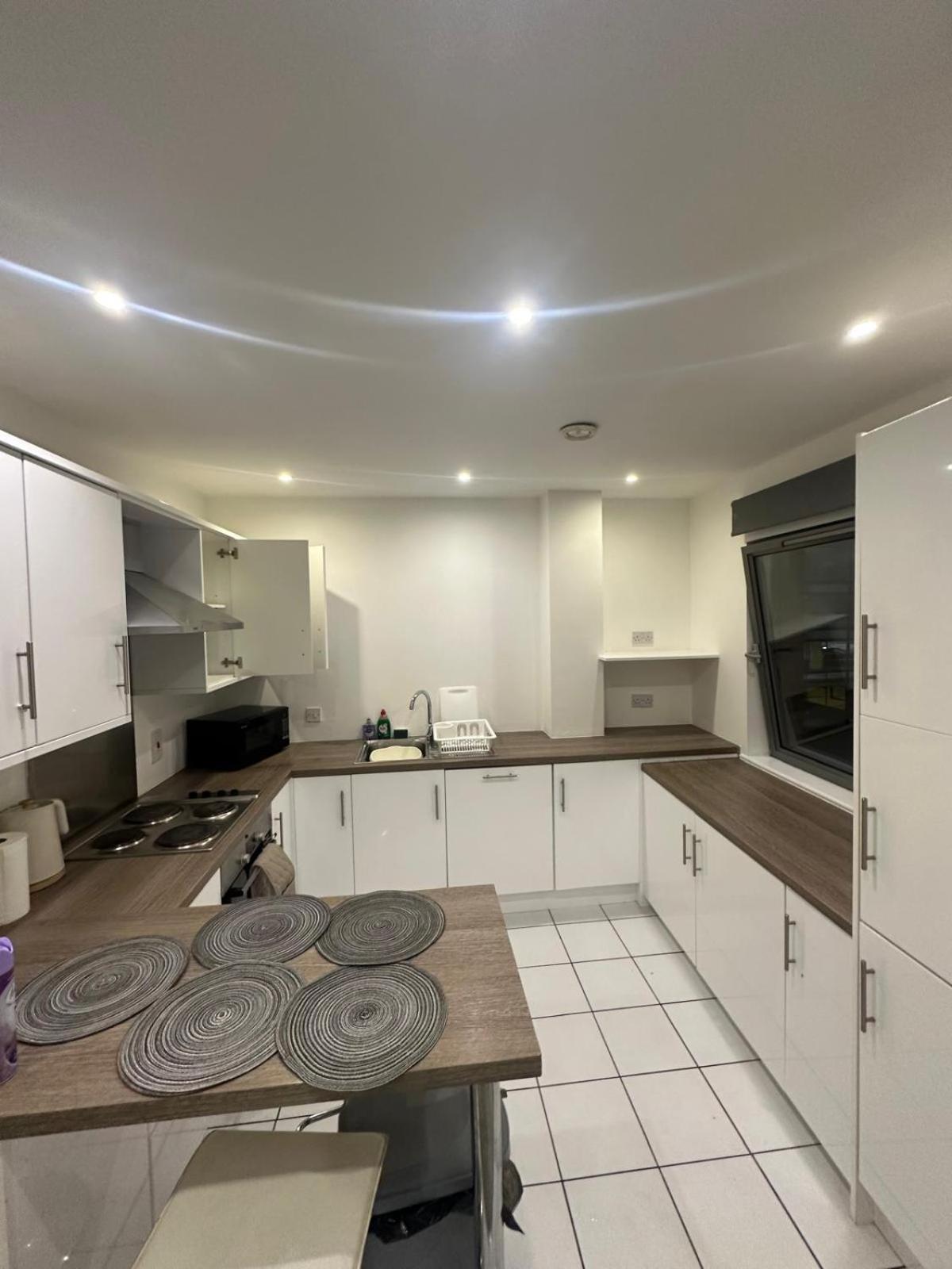 Private Double With Bath - 2 Bed Flat Homestay *
