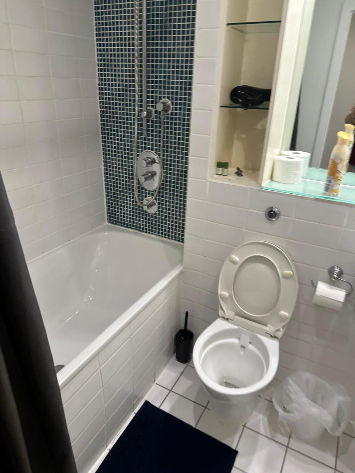 Private Double With Bath - 2 Bed Flat Homestay