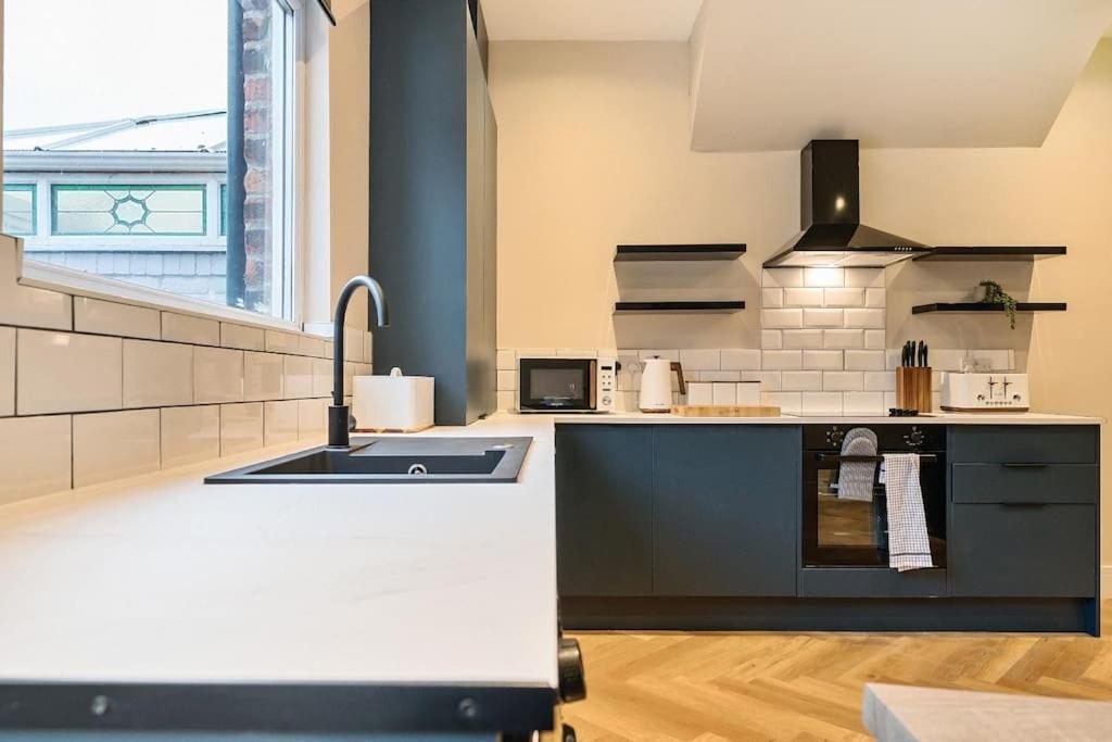 Cosy & Modern Near Coop Live, Centre & Etihad - Perfect For Leisure & Contractor Guests - Free Parking! Holiday home *