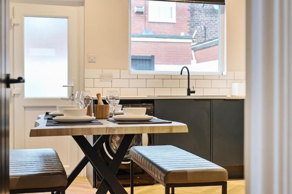 Cosy & Modern Near Coop Live, Centre & Etihad - Perfect For Leisure & Contractor Guests - Free Parking! Holiday home