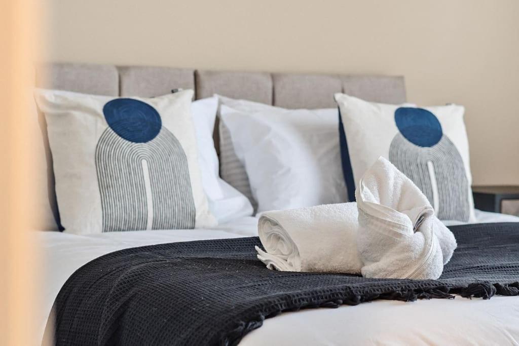 Cosy & Modern Near Coop Live, Centre & Etihad - Perfect For Leisure & Contractor Guests - Free Parking! Holiday home Manchester