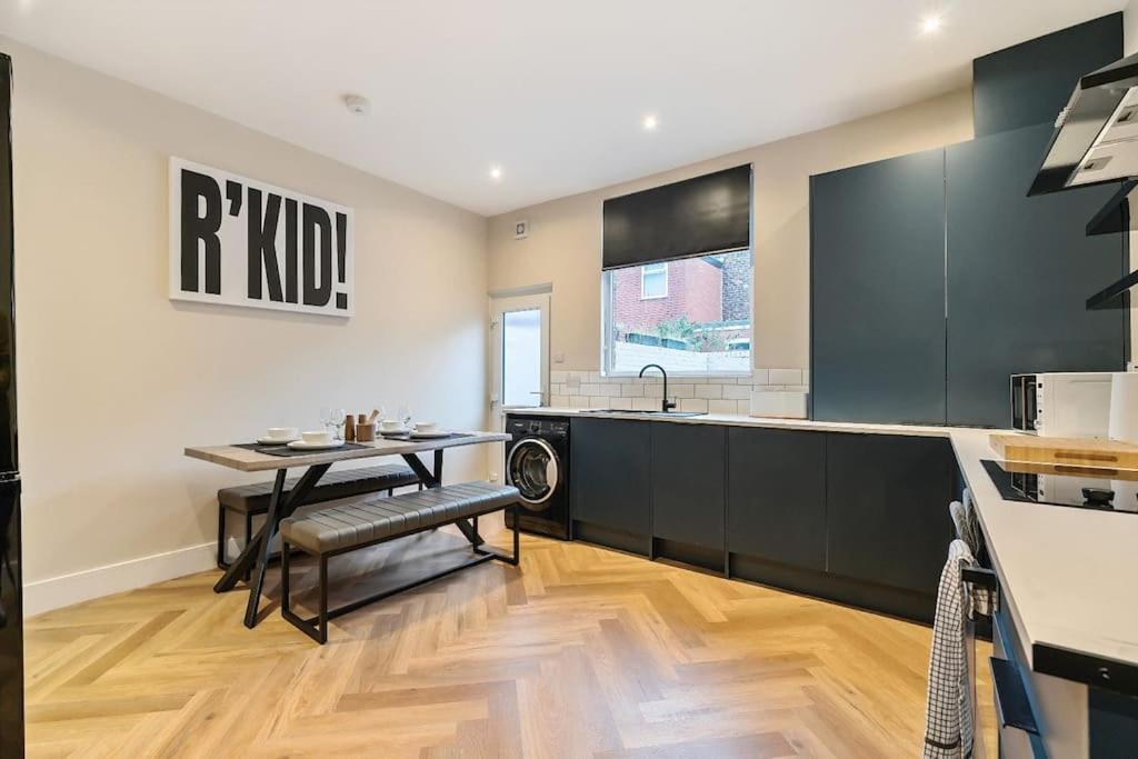 Holiday home Cosy & Modern Near Coop Live, Centre & Etihad - Perfect For Leisure & Contractor Guests - Free Parking!