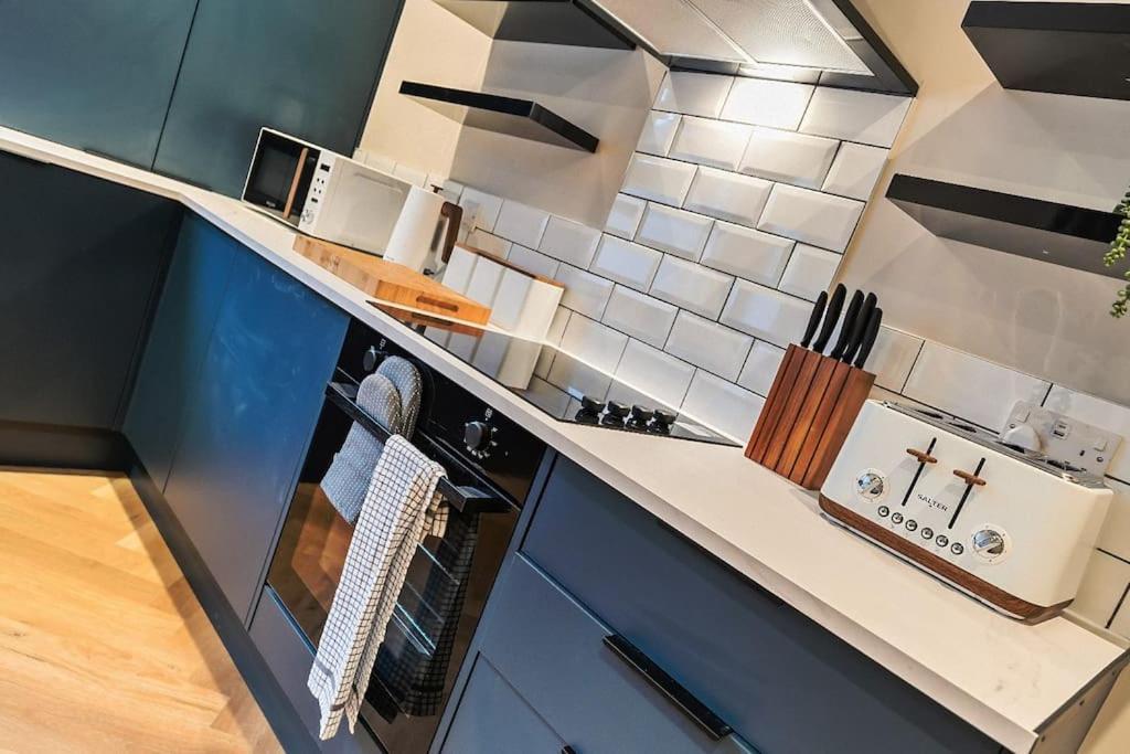 Cosy & Modern Near Coop Live, Centre & Etihad - Perfect For Leisure & Contractor Guests - Free Parking! Holiday home *