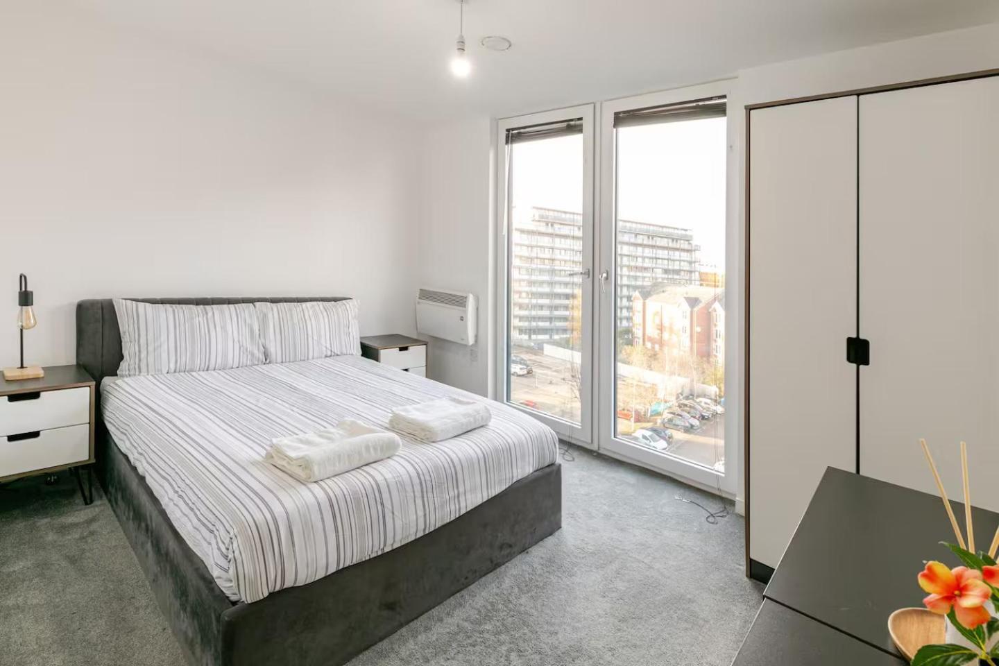Morden 2 Bed Flat - Old Trafford * Manchester