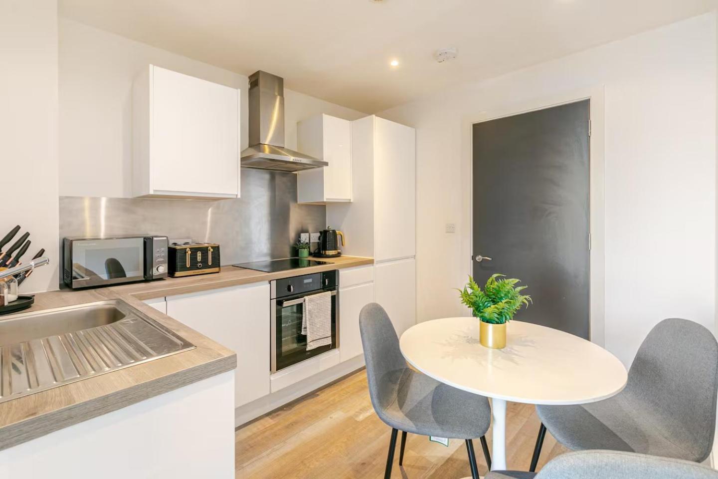 Morden 2 Bed Flat - Old Trafford
