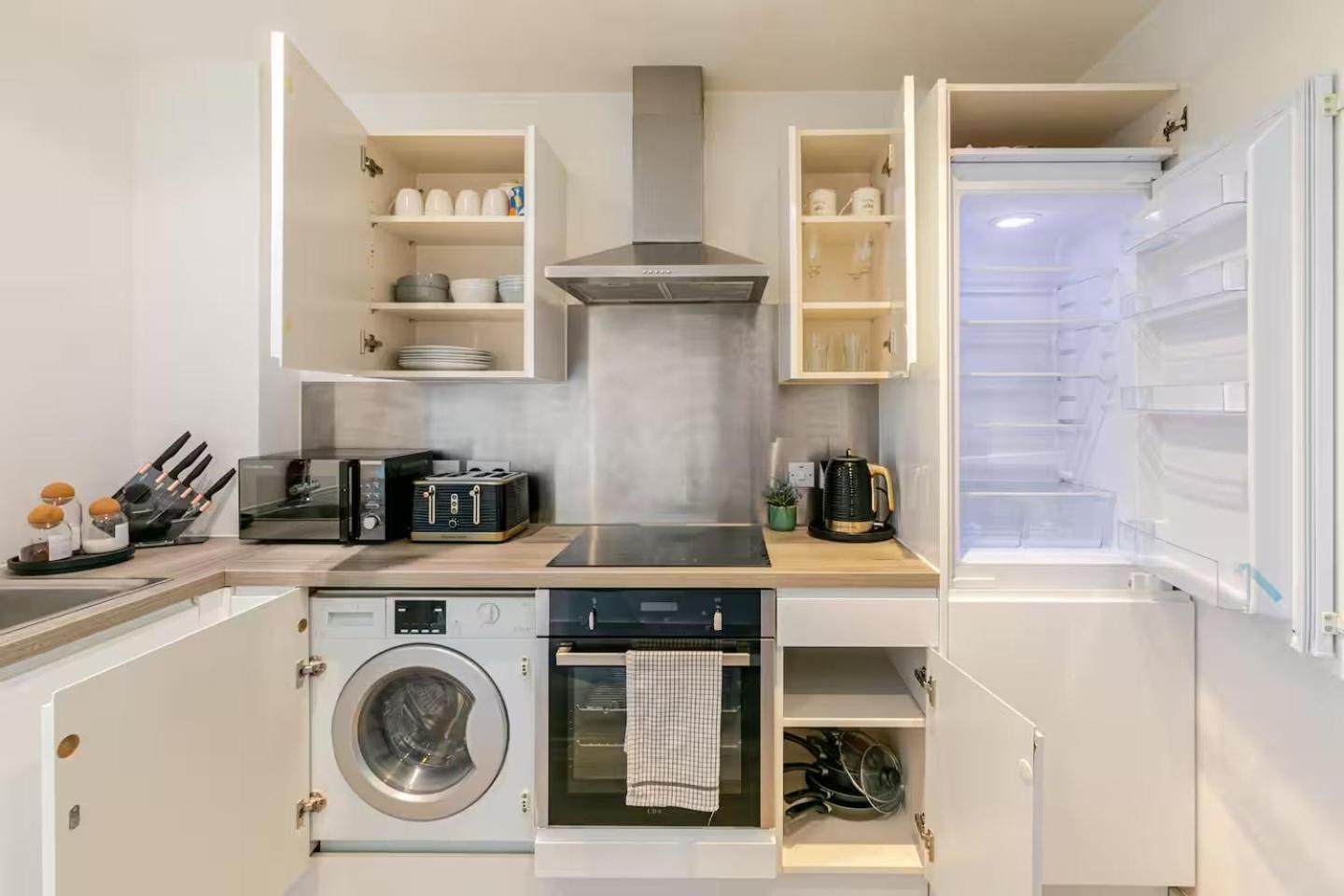 Morden 2 Bed Flat - Old Trafford *