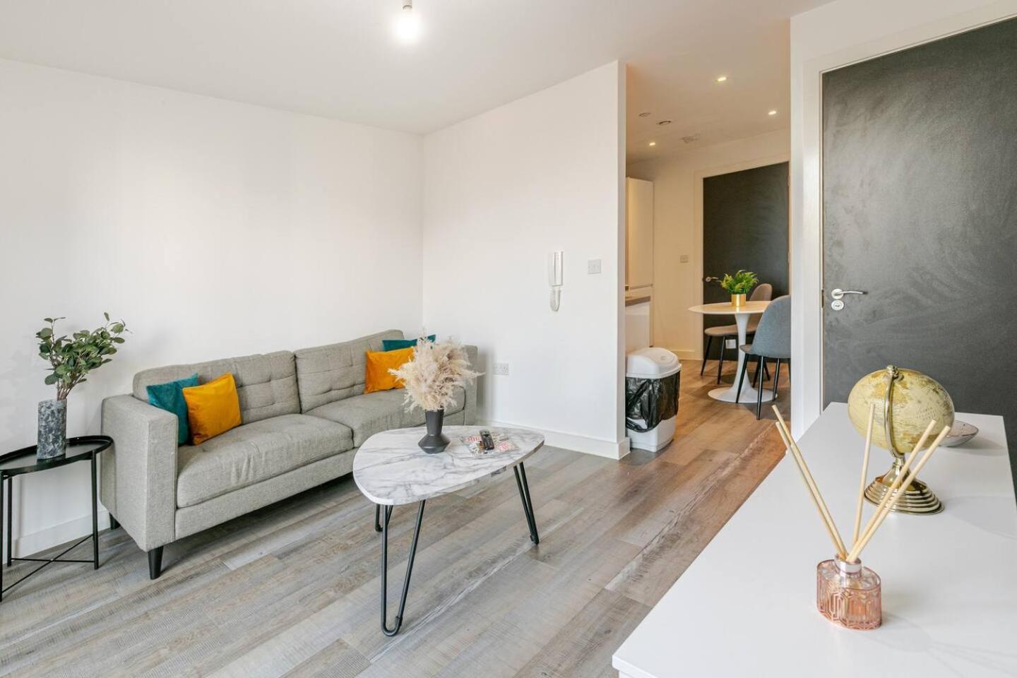 Morden 2 Bed Flat - Old Trafford Apartment *