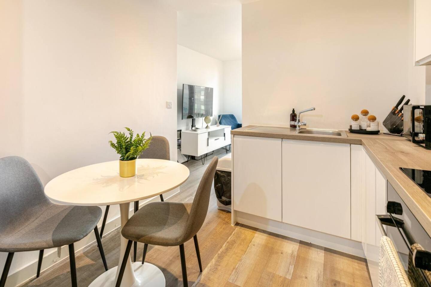 Apartment Morden 2 Bed Flat - Old Trafford