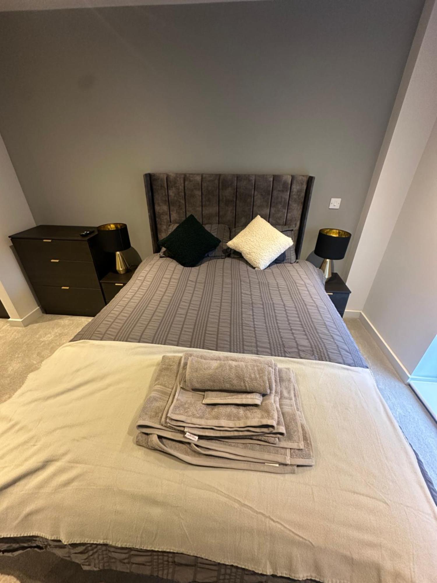 Apartment Spacious Modern 2 Bedroom *
