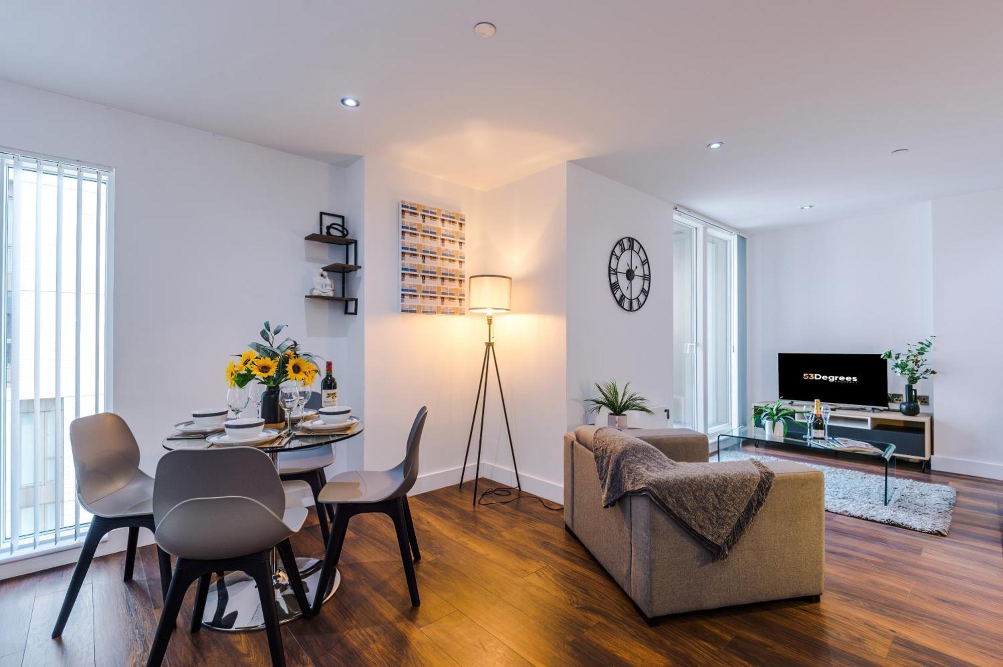 Apartment Sleek In By 53 Degrees Property, Ideal For Couples, Amazing Location!