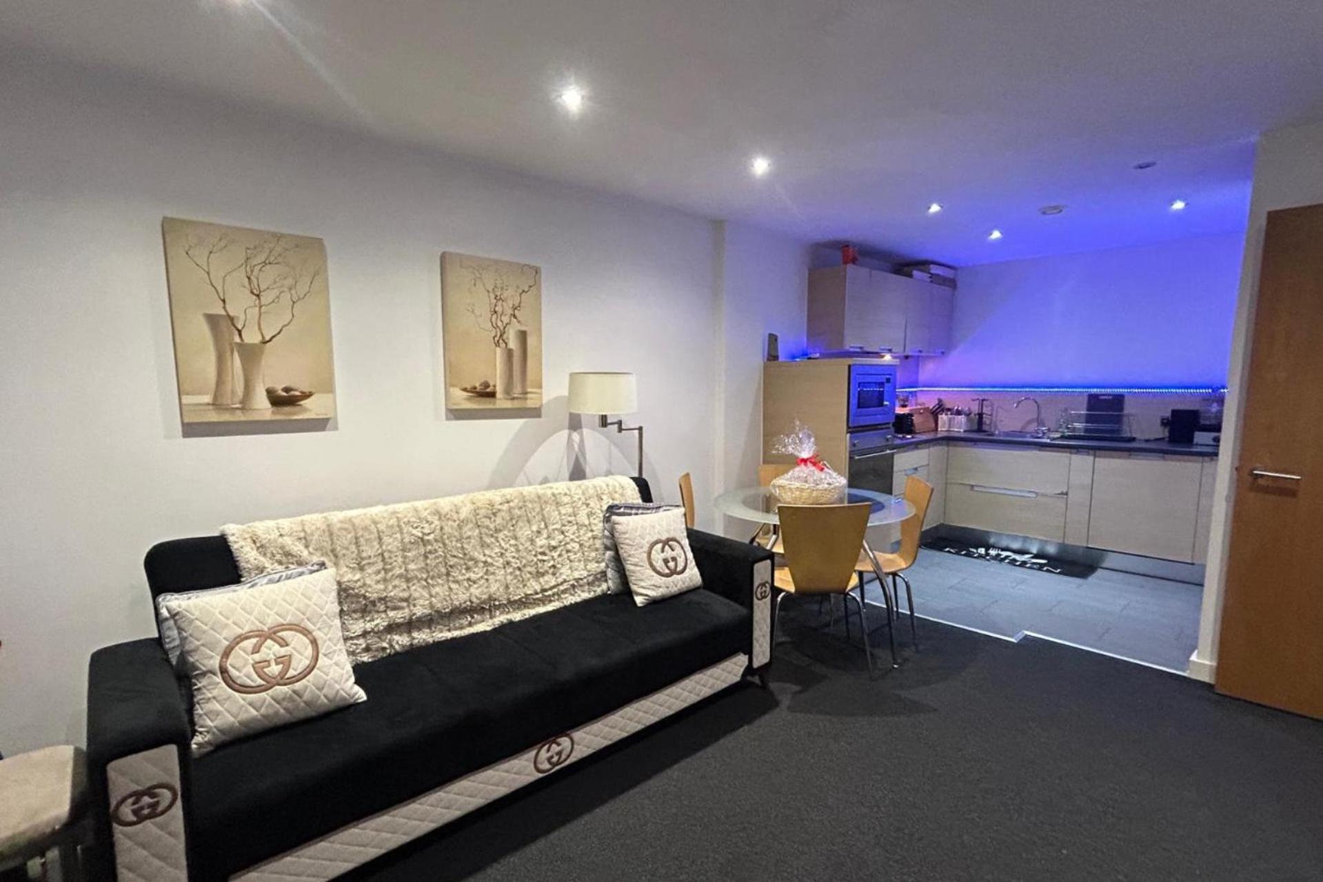 Cozy 5 Min Walk From Arena Apartment *