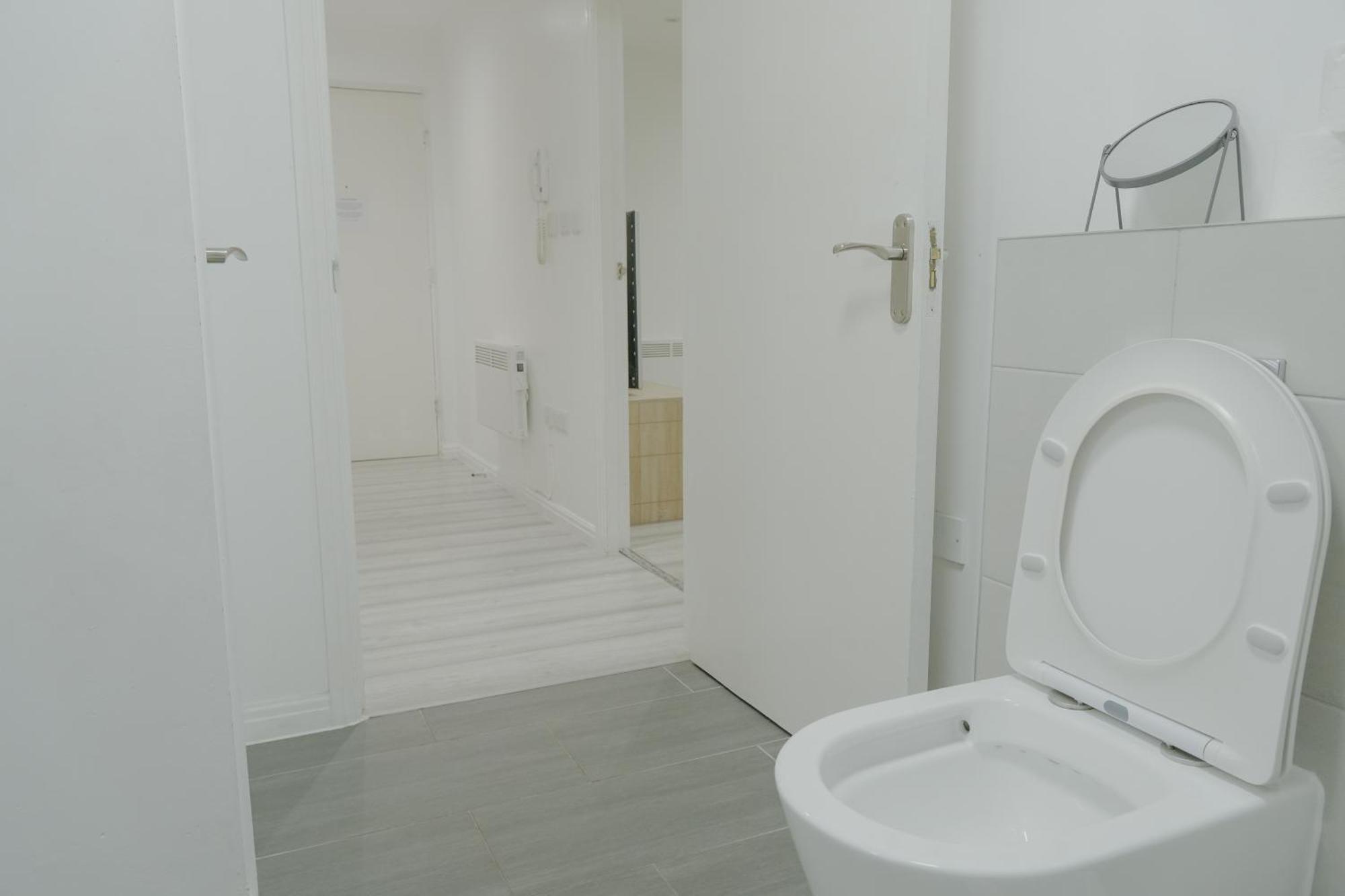 Lovely Modern 2 Bed Flat With Parking, Close To Centre Apartment *