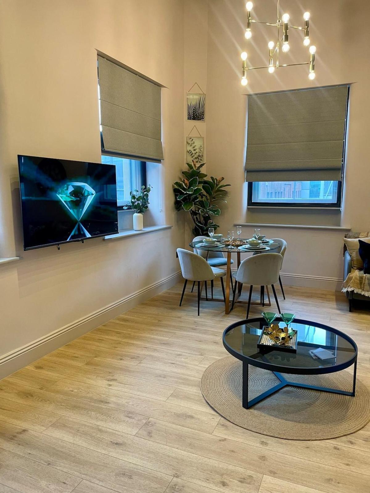 Emerald Escape 3 Bed 3 Bath Apartment