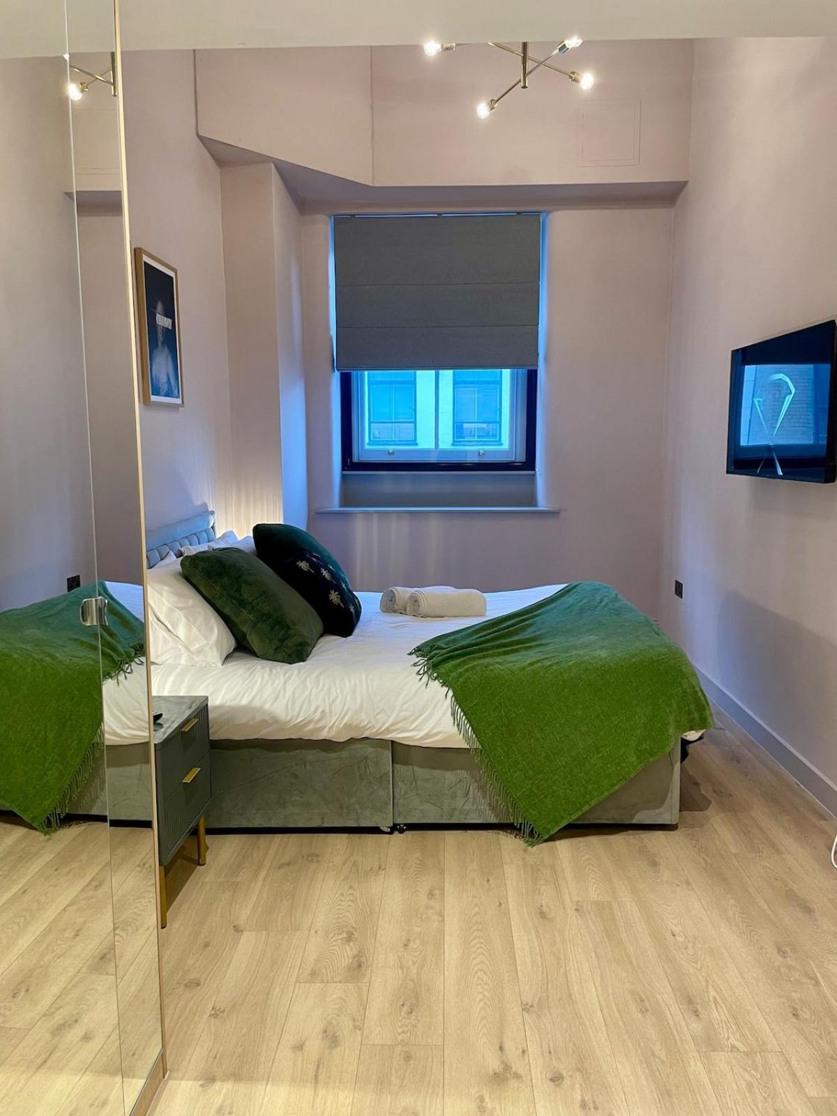 Emerald Escape 3 Bed 3 Bath Apartment *