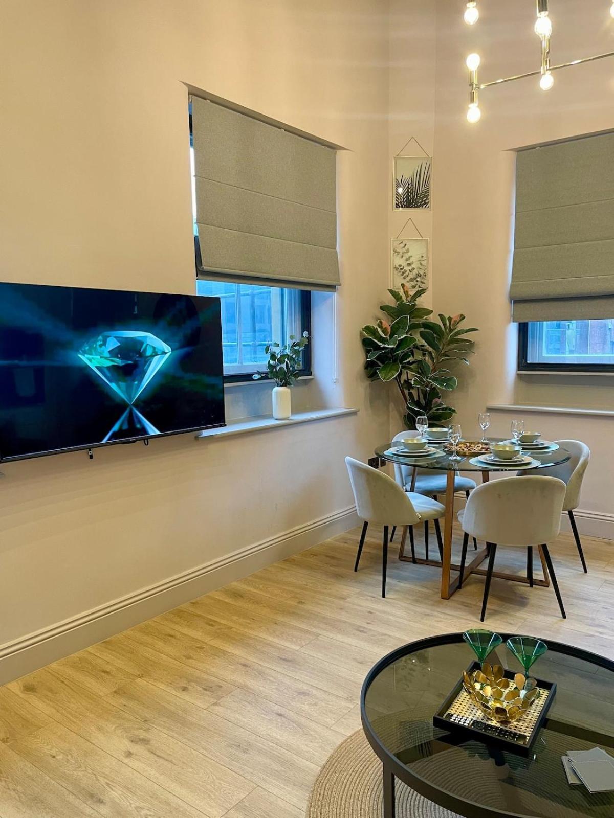 Emerald Escape 3 Bed 3 Bath Apartment