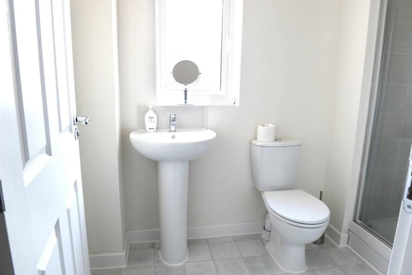 Private Bedroom In Unique Luxury House, Salford, Homestay *